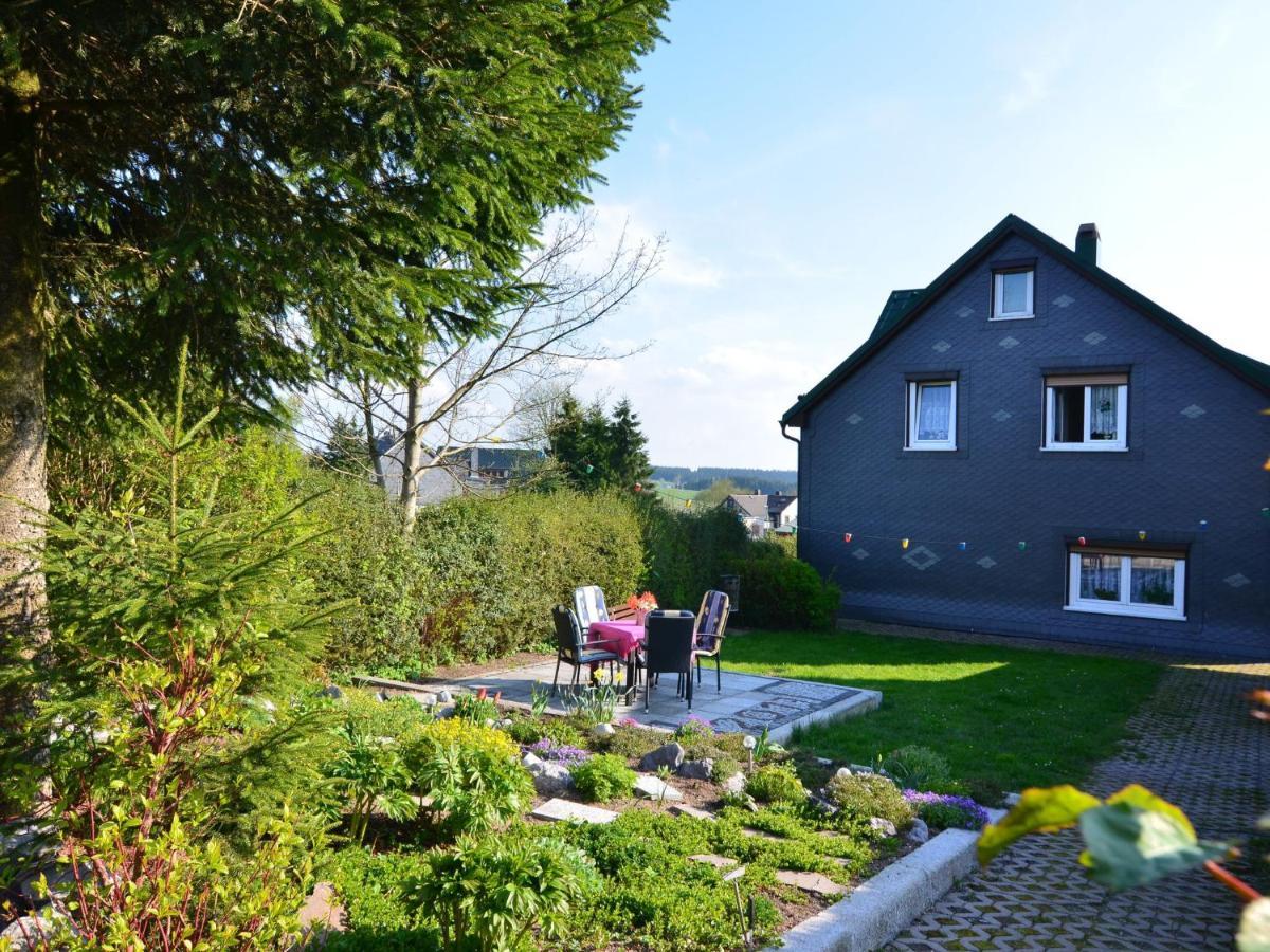 Holiday Home With Garden Нойщад-ам-Ренщайг Стая снимка