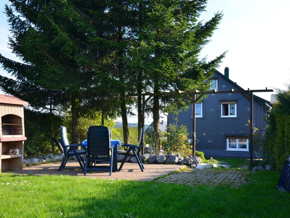 Holiday Home With Garden Нойщад-ам-Ренщайг Стая снимка