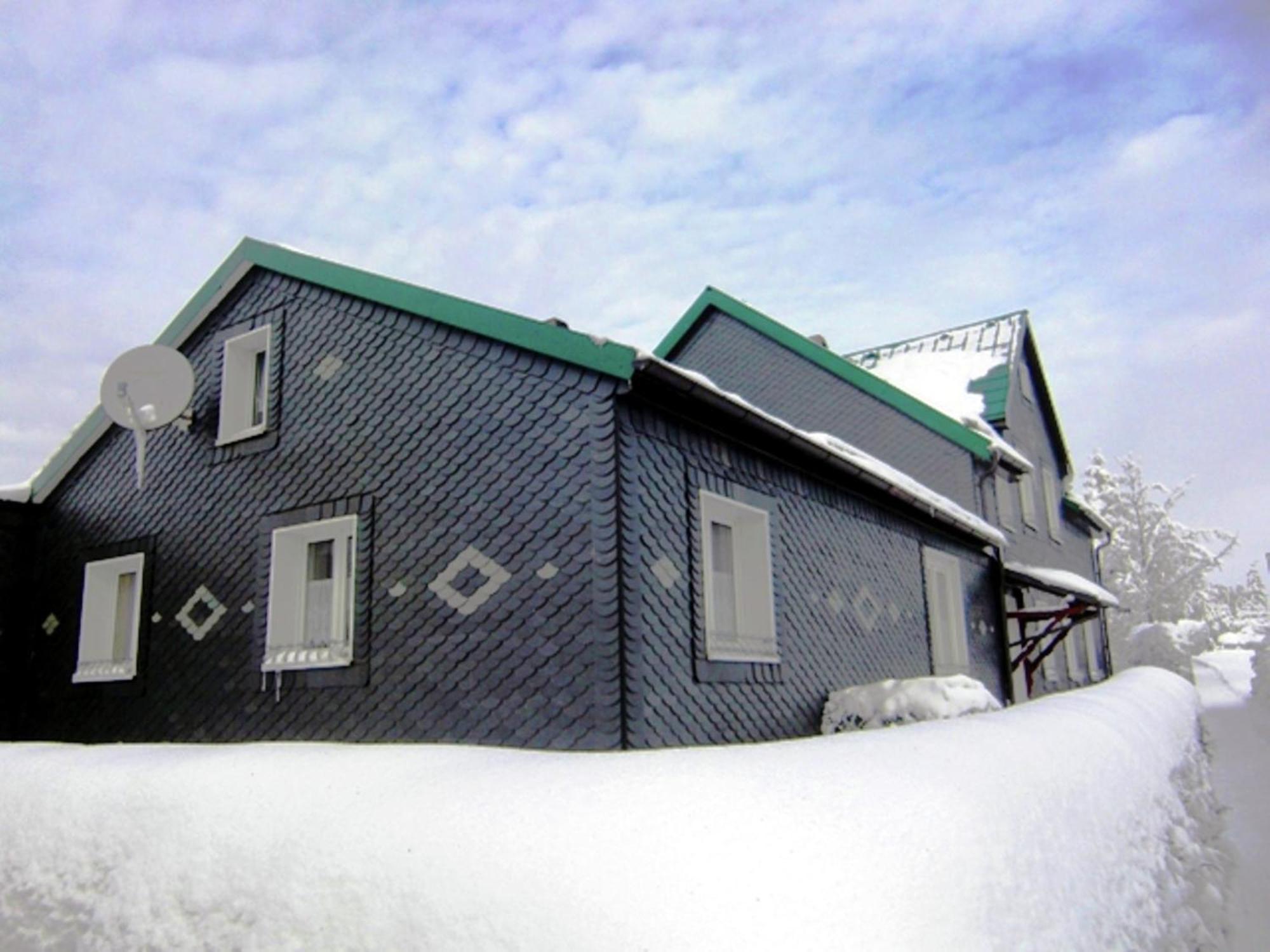 Holiday Home With Garden Нойщад-ам-Ренщайг Екстериор снимка