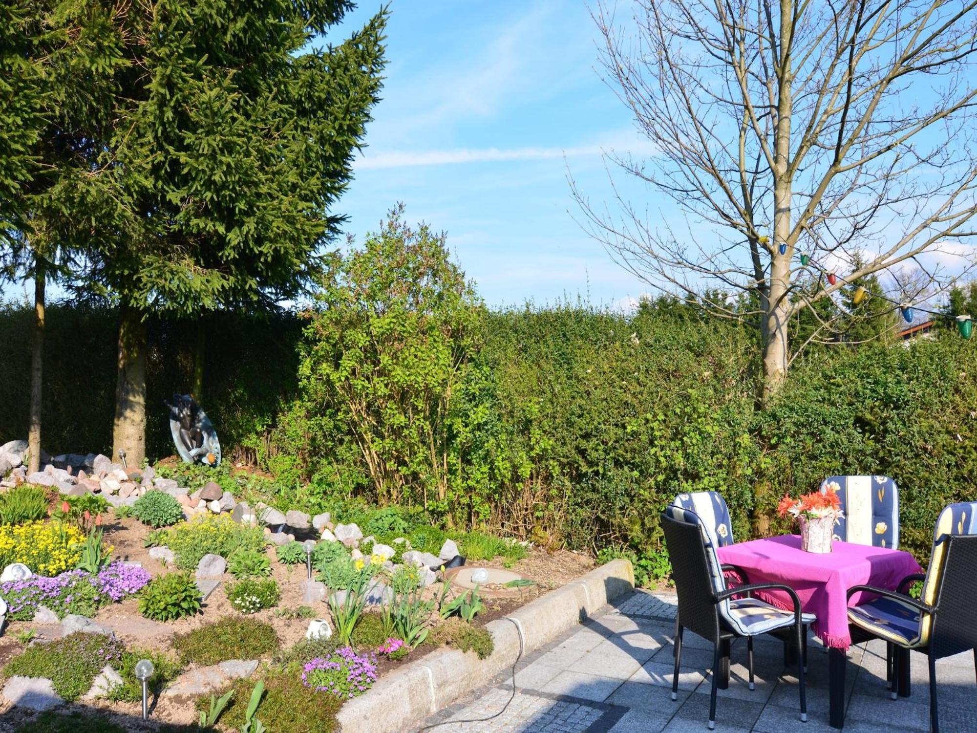 Holiday Home With Garden Нойщад-ам-Ренщайг Екстериор снимка