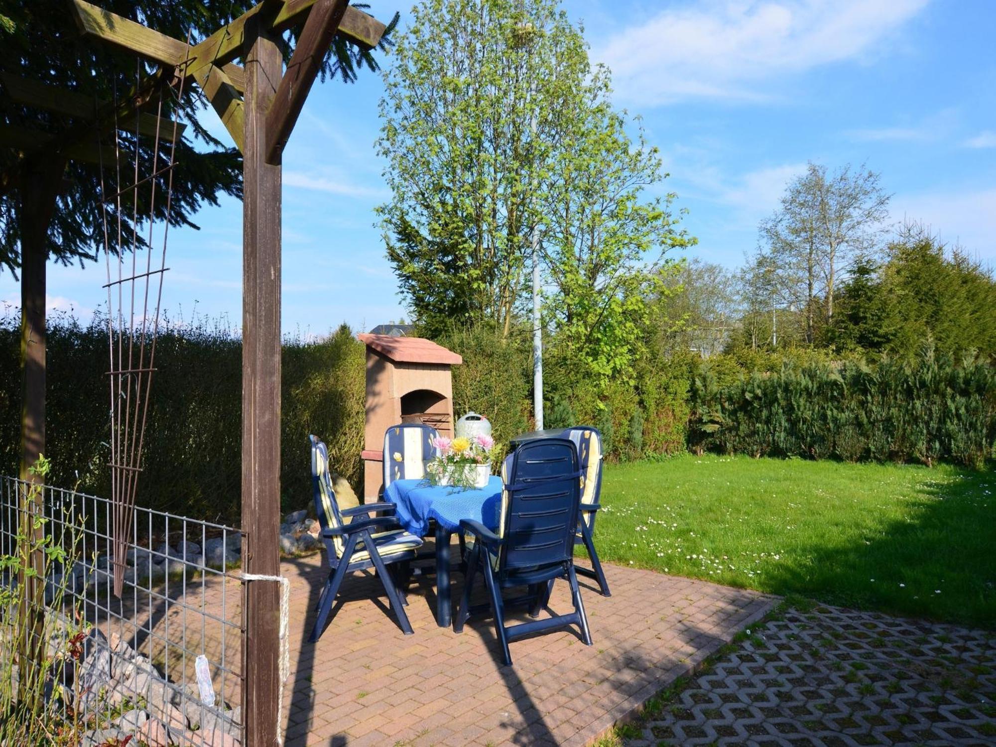 Holiday Home With Garden Нойщад-ам-Ренщайг Екстериор снимка