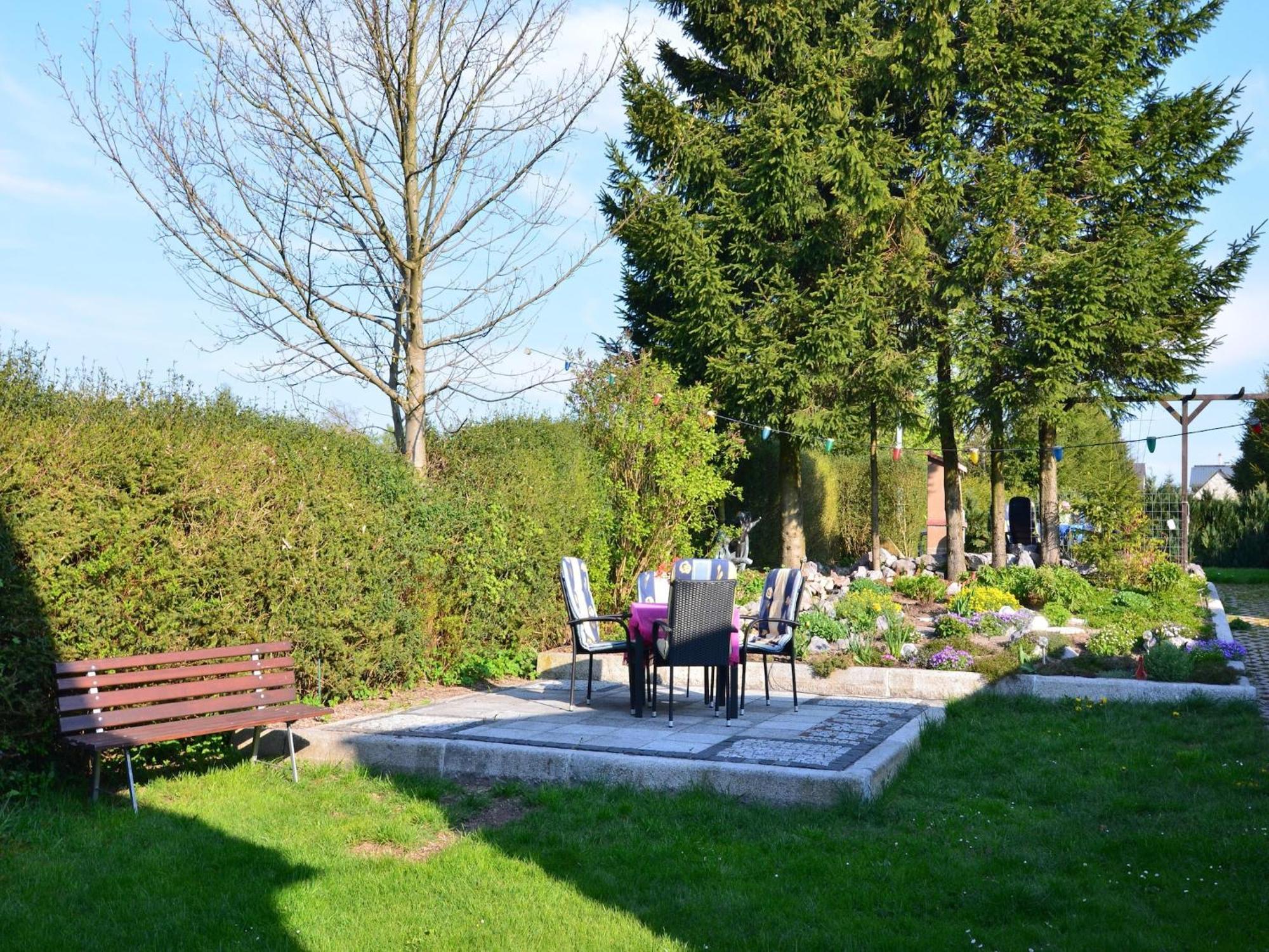 Holiday Home With Garden Нойщад-ам-Ренщайг Екстериор снимка