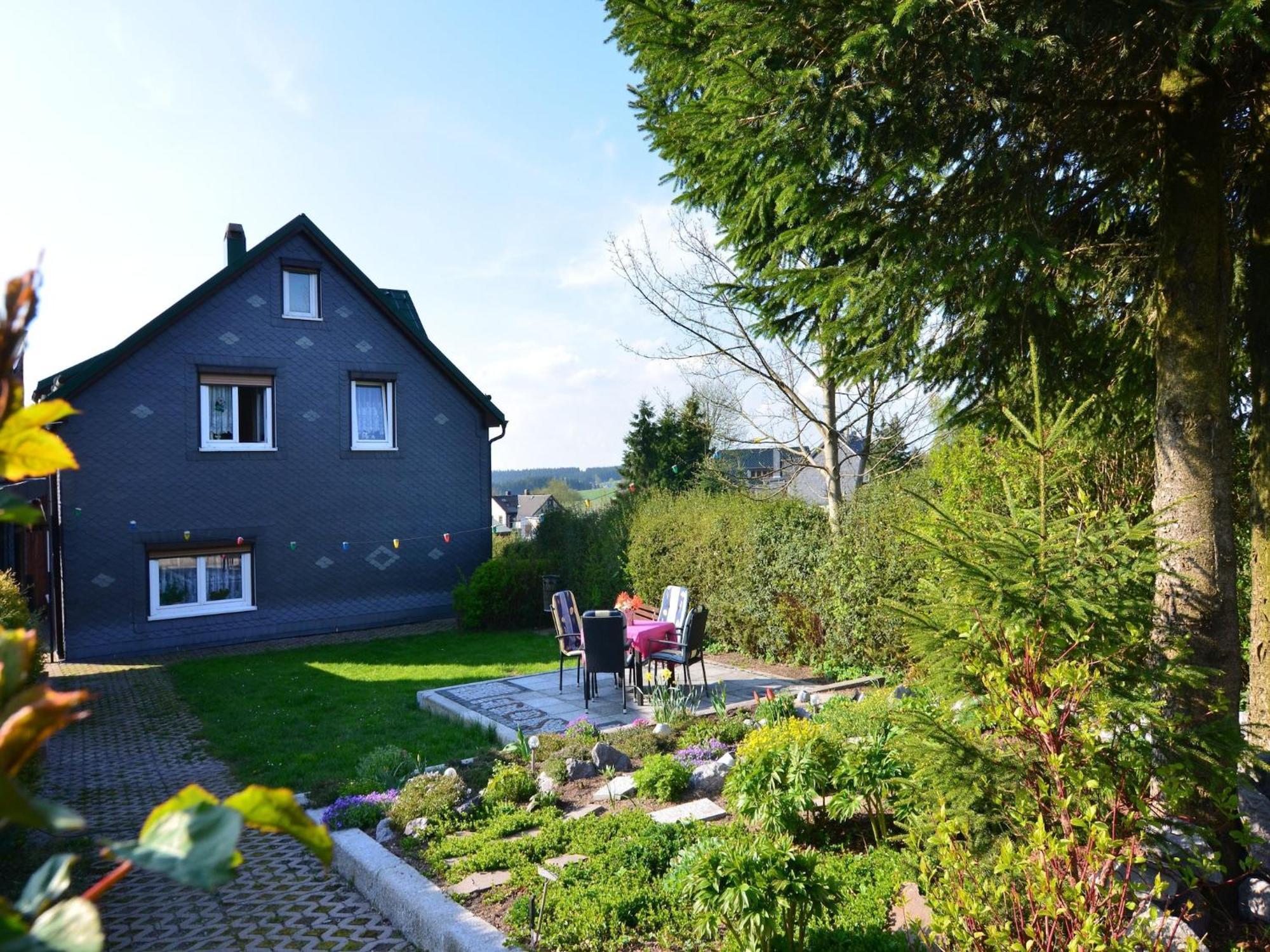 Holiday Home With Garden Нойщад-ам-Ренщайг Екстериор снимка