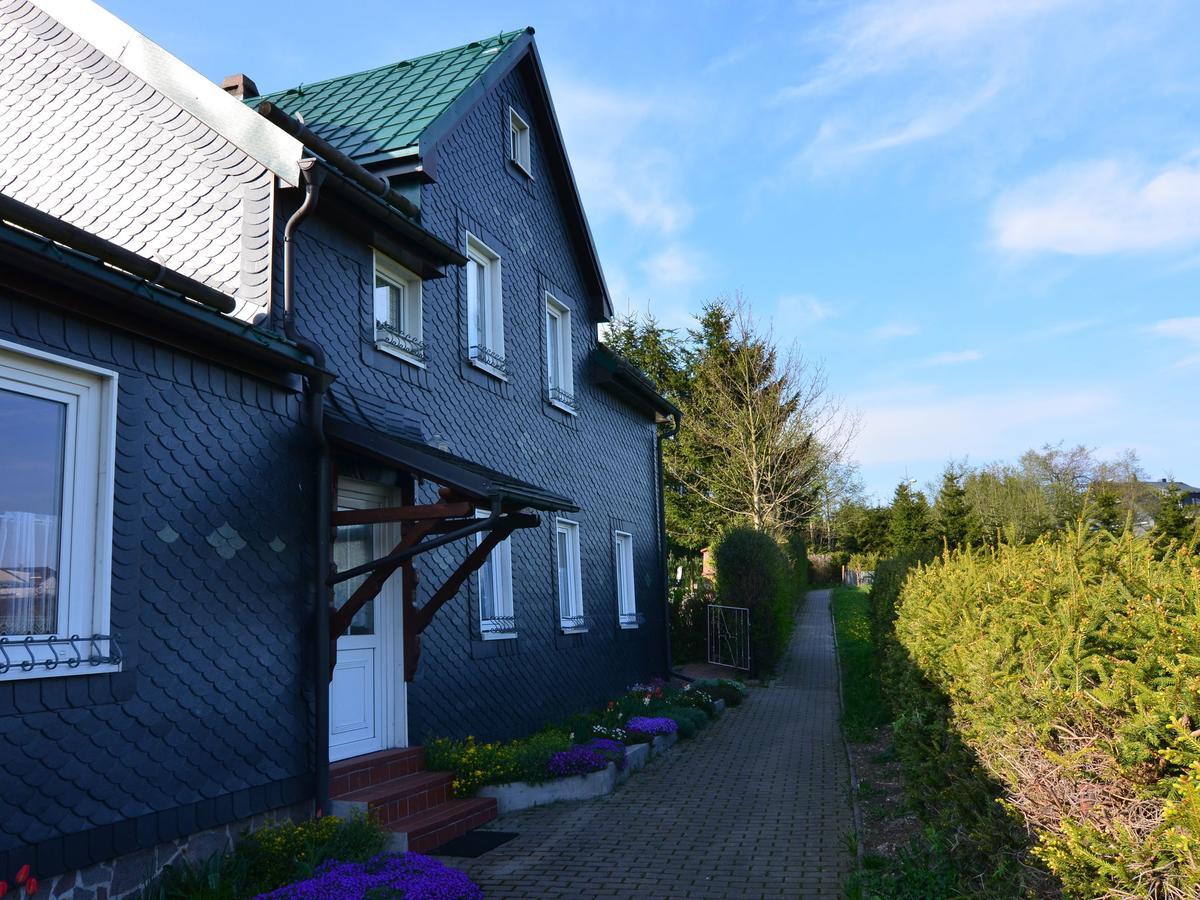 Holiday Home With Garden Нойщад-ам-Ренщайг Екстериор снимка